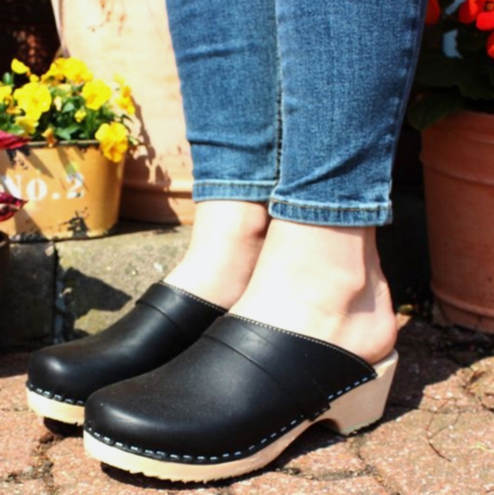 Classic black clog with strap